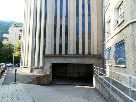 garage ile verte dans complexe de box fermés