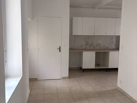 f2 de 38m² - face à l'église angerville