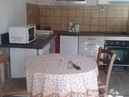 loue studio meuble charges comprises