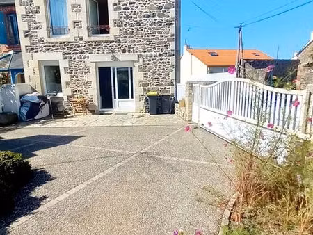 maison de ville idéalement situé  isolé et meublée