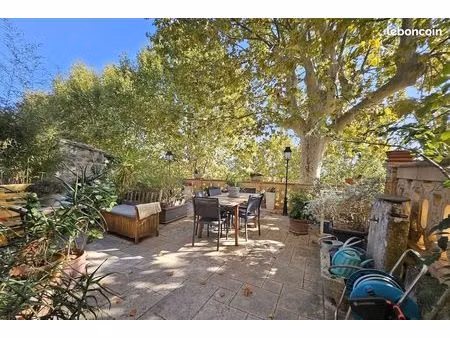 demeure du 16 ème siècle issue d'un ancien château renaissance  avec une superbe terrasse 