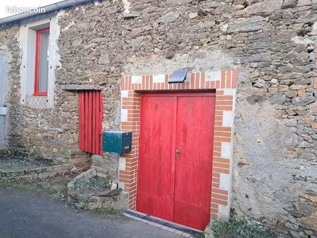maison de bourg 65 m2 avec eau et électricité sur mouchamps à louer