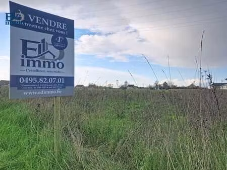 terrain de ±20 ares avec une généreuse façade de 44 mètres 