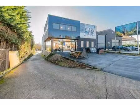 bâtiment rénové de ±1.000 m² avec parking