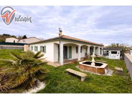 maison de plain-pied de 171 m2 habitables à montmorin sur un