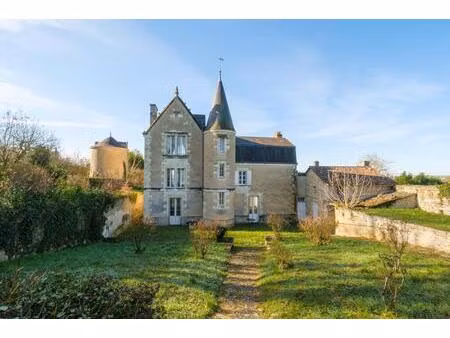 manoir du xviième  ancien relais de chasse d'henri iv au nord de poitiers