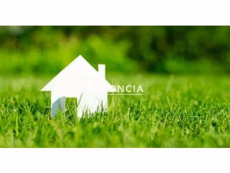 terrain constructible de 585 m2 proche plage