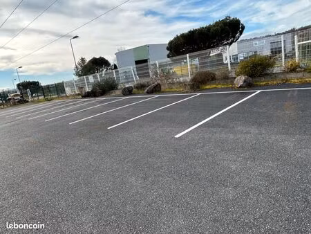 location places de parkings extérieur/ accès 24h-24 et 7j-7 / parking privé /