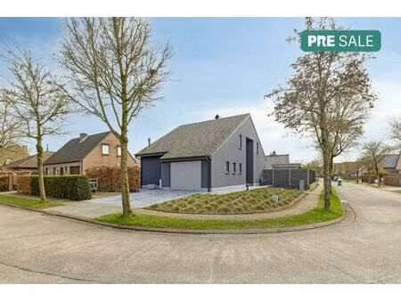 ruim huis met 3 slpk  zuidgerichte tuin en rustige ligging in lievegem