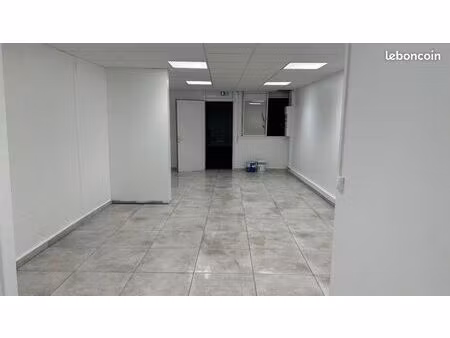 local commercial 45 m2 aux abymes