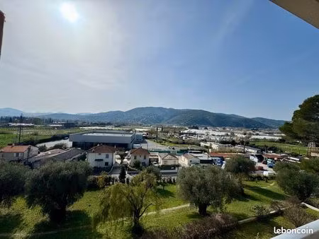 studio 30 m2 terrasse + parking - résidence avec piscine