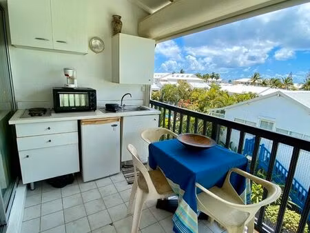 joli studio idéalement situé dans une petite résidence calme et sécurisée avec piscine et 