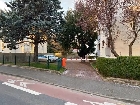 emplacement de parking aérien privé (avec barrière)