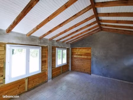 local professionnel neuf à l'entrée du bourg d'anse-bertrand