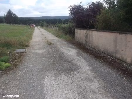 terrain de 850 m2 plat . chemin d acces