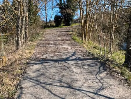 bien immobilier à réhabiliter sur un très grand terrain