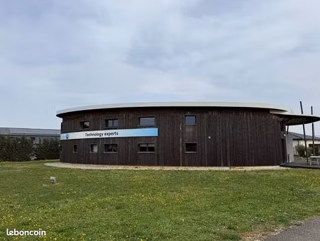 bâtiment d’exception – 630 m² – terrain 3 500 m² – architecture unique