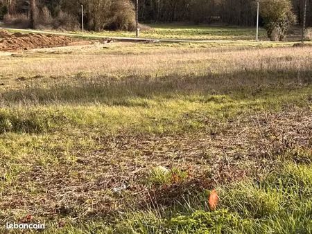 terrain 601 m² anais