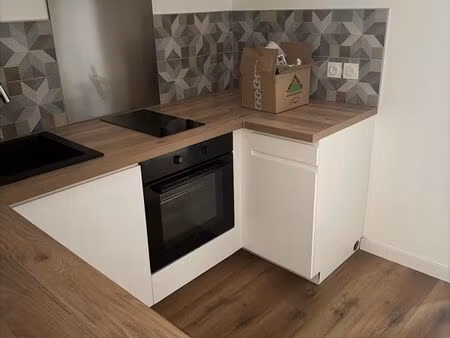 loue t2 refait à neuf terasse 20 m2