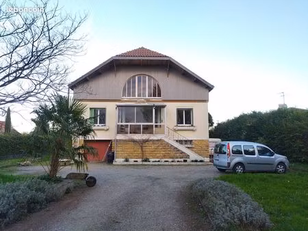 belle maison dans un joli ecrin de verdure