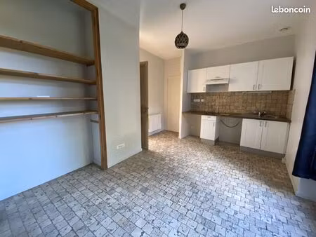 collonges ds petit imm. ancien très joli t2 de 28 m2 traversant  salon + cuis. usa équipée