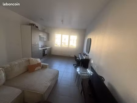 t2 + bureau / chambre enfant 43 m² + parking – centre craponne – vue mairie