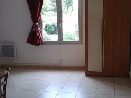 studio semi-meublé de 26 m2 proche centre ville avec parking
