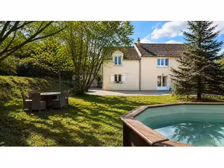 la maison de famille dans le paysage de la juine