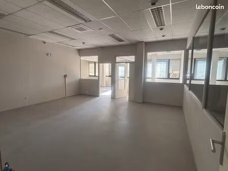 3 bureaux 75 m² + espaces partagés (cafet  salle de réunion) + parking