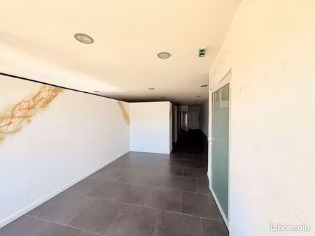 local commercial 92 m² saint-mitre-les-remparts