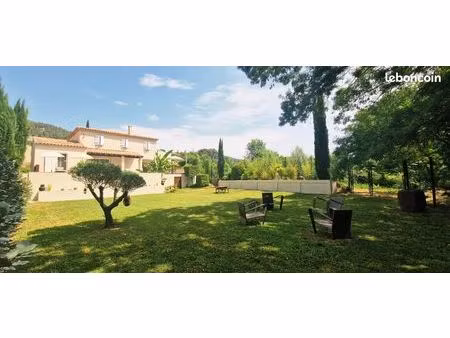 villa rénovée de 145 m2 habitables plus 150m2 de dépendances cadre idyllique vue cascade