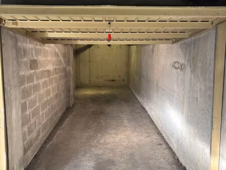 lyon 4 place commandant arnaud - garage double