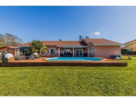 rare maison plain pied double garage piscine spa et hammam