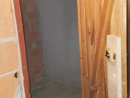 cave à louer de 5 6 m² proche de l'aéroport dans résidence sécurisée