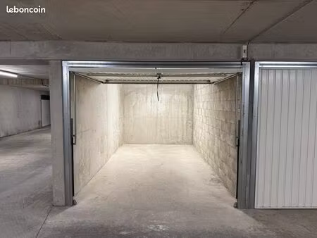 box fermé 13m2 propre sain et avec éclairage