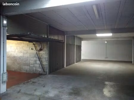 grand box / garage fermé sécurisé – 14 m² – hauteur 3 m – électricité