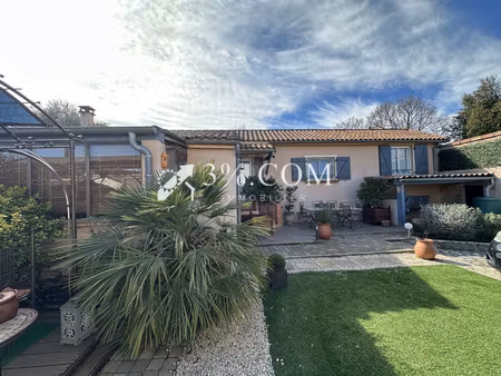 maison de ville plain pied  3 chambres  véranda et garage.