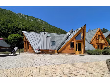 magnifique chalet avec dépendances - unique - prestations remarquables - vue dégagée impre