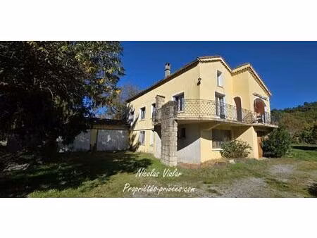 maison de 163 m2 avec appartement indépendant et entrepôt de 90 m²