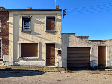 maison semi-individuelle avec garage  cour  véranda et cave   proche de toutes commodités