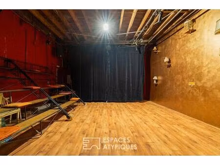 loft d'artiste dans une ancienne menuiserie et son théâtre- la plaine