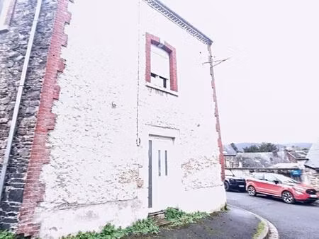 situé à revin  cet immeuble en pierre locale avec toiture en ardoise