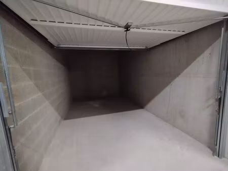 garage boxé 12m² marseille 13006