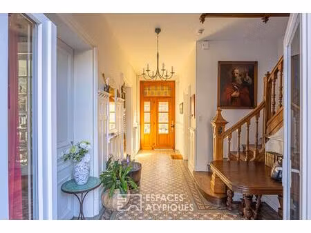belle maison de caractère avec jardin  dépendances et grande cave à vins voutée.