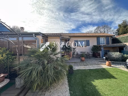 maison de ville plain pied  3 chambres  véranda et garage.