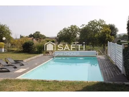 magnifique maison proche commerces avec jardin et piscine.