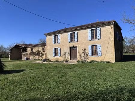 charmante maison de campagne avec vue sur les pyrénées  piscin