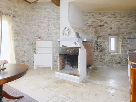 maison en pierre avec garage  courette et jardin détaché