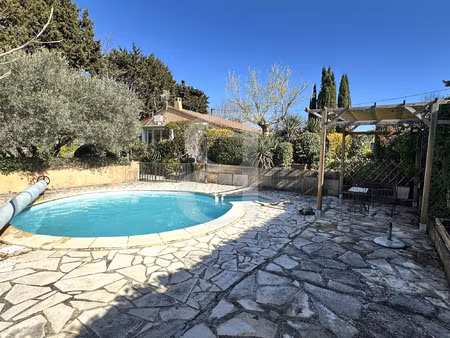 villa avec dépendances et piscine