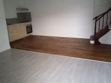 maison de ville à louer plein centre de moncoutant